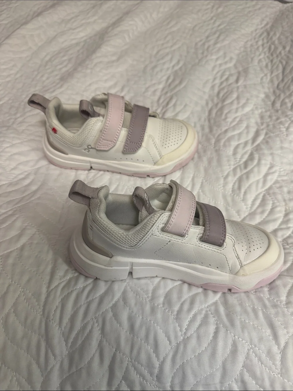 On Running Kids Velcro Sneakers in White and Mauve